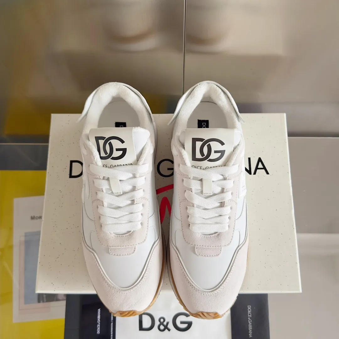 Factory P440💰D&G's latest Cushion series casual sports shoes, dad shoes, running shoes, original purchase and development, production, handmade, but always looking to the future. The new Cushion sneakers feature a two-tone suede upper accented by a mesh contrasting printed DG cross logo on the side. The lightweight, grippy rubber outsole adopts an innovative design to provide excellent performance, and the jacquard label adds timeless style. Exquisite packaging at the delivery counter🛍📦 ▪️ Fabric: Original custom-made first-layer cowhide ▪️ Lining: Original custom-made breathable towel lining ▪️ Sole: Original open-molded rubber material ▪️ Bottom thickness: 3.5CM ▪️ Size: Men's 38-45